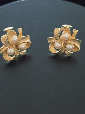 Vintage Unsigned Gold-Tone Faux Pearl Floral Clip Earrings - Women Jewelry
